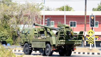 對(duì)攻持續(xù)：泰國出動(dòng)海陸空軍并襲擊“電詐設(shè)施”，柬埔寨炮火猛烈