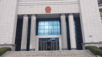 网站主编居间为国企解决债务被控受贿：辩护律师坚持无罪辩护，当事人认罪认罚