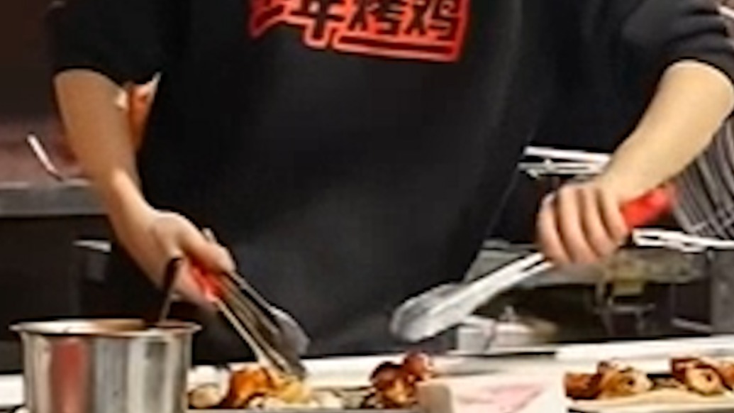 16岁少年在深圳“卖烤鸡日营业额过万”：年轻人要敢闯敢干