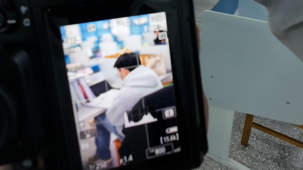 祝福藏在照片背面，大學(xué)生用鏡頭定格考研人的拼搏瞬間