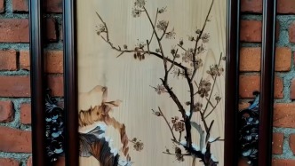 角磨機(jī)變“畫筆”，男子在木板上創(chuàng)作幾百幅畫作