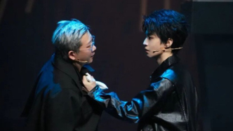 王俊凱話劇首秀，與饒曉志在《趁世界還年青》叩問AI時(shí)代