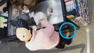 顧客丟失價值上萬元的金手鏈渾然不覺，超市收銀員發(fā)現(xiàn)后主動聯(lián)系