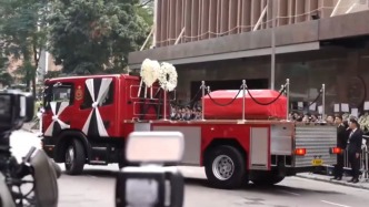 香港為殉職消防員何偉豪舉行最高榮譽(yù)喪禮：靈車(chē)為消防車(chē)，靈柩覆蓋香港區(qū)旗