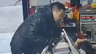 顧客變“救星”，超市老板娘心跳驟停，小伙跪地施救24分鐘