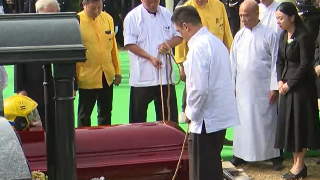 香港殉职消防员何伟豪安葬浩园，女友含泪告别