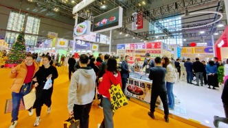 阿姨爺叔帶著拖桿包逛首屆“小進博”，買了哪些好東西？