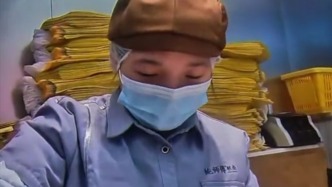 深夜的訂單多了份“甜”，外賣員深夜取餐被店員“投喂”糕點(diǎn)