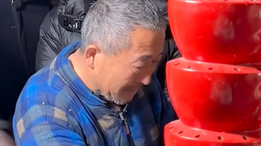 糖葫芦串起善意，60岁大爷丧子后强忍悲痛出摊，大学生和市民排队支持