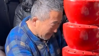 糖葫蘆串起善意，60歲大爺喪子后強(qiáng)忍悲痛出攤，大學(xué)生和市民排隊(duì)支持