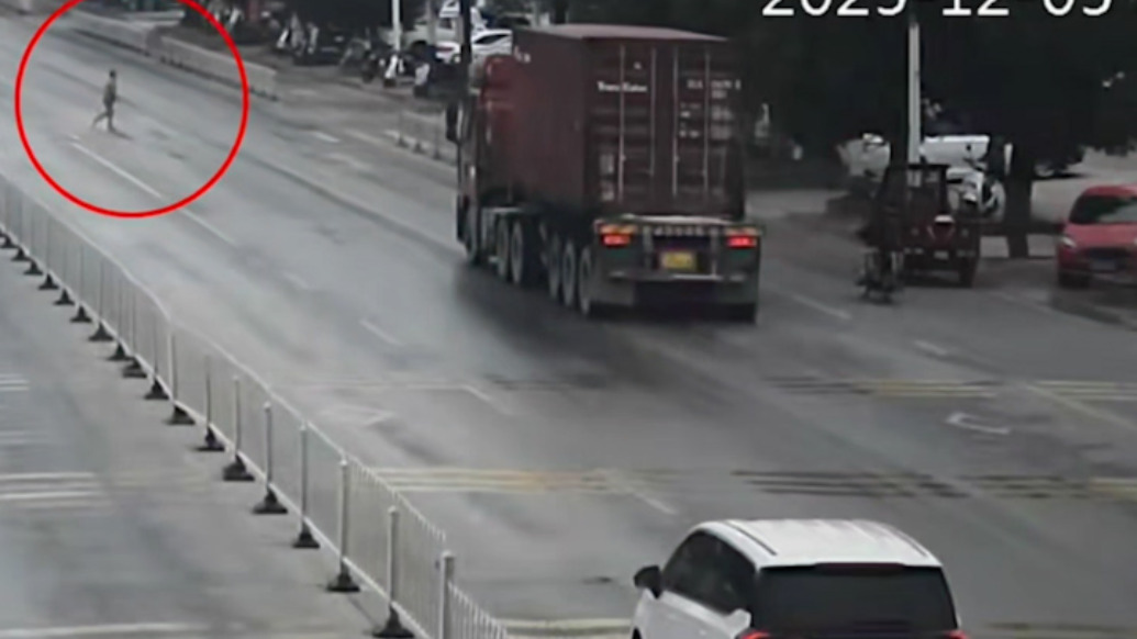 14岁少年骑摩托撞人弃车逃逸：全责，监护人承担赔偿责任