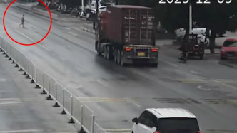 14岁少年骑摩托撞人弃车逃逸：全责，监护人承担赔偿责任