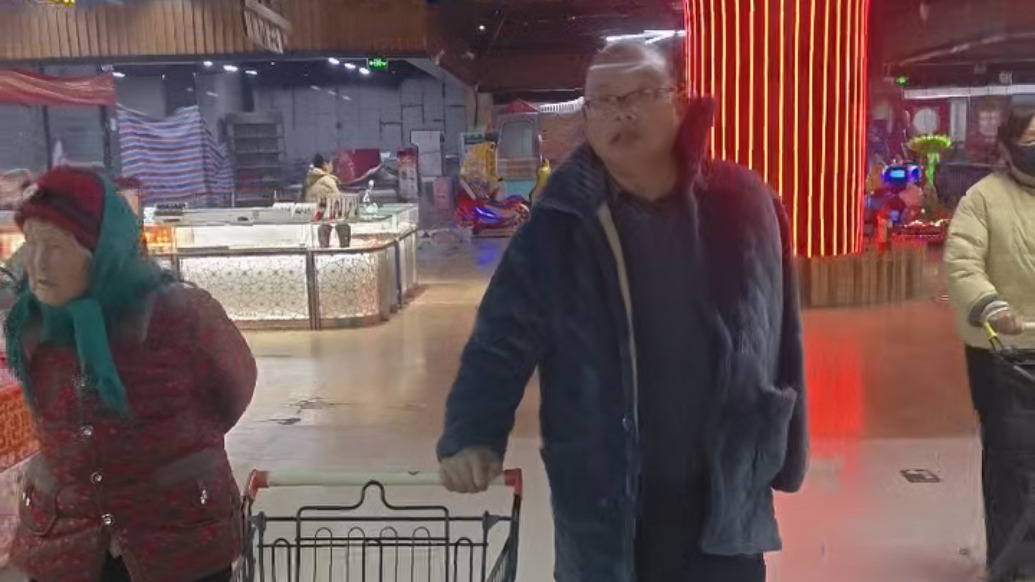 妻子離世，獨臂大叔悉心照顧岳母11年