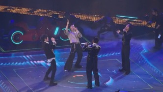 恒星之城巡回演唱会上海首场，阿信：跟三位合唱我很荣幸