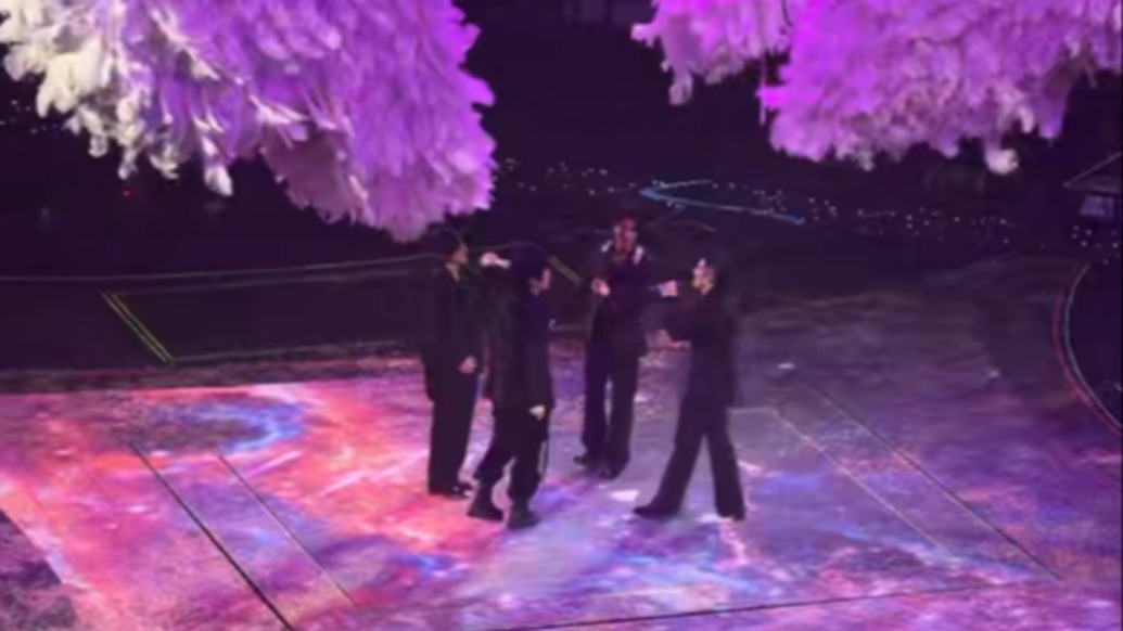 当“陪你去看流星雨”旋律响起,合唱《流星雨》回忆杀暴击