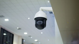 湖南多地反映教室監(jiān)控問(wèn)題：部分私裝攝像頭已拆，隱私問(wèn)題各方看法不一