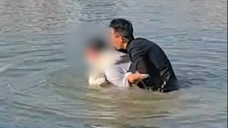 上班路上遇女孩哭著往湖中走，男子下水勸說10分鐘拉上岸