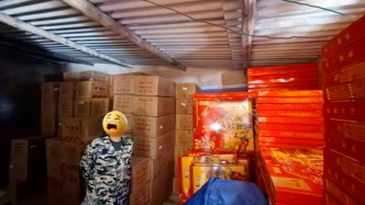 昆明一自建房内查获近1600箱烟花爆竹：无证储存紧邻居民区，消防设施缺失