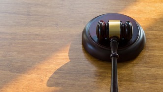 湖南永州医生被控强奸两未成年女孩一案开庭再审，将择期宣判