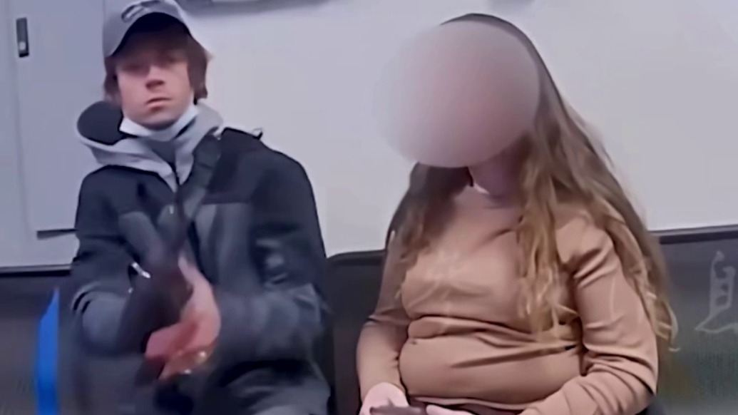 美国男子在超市行窃被发现，突然掏枪瞄准警察