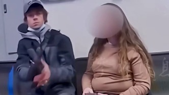 美国男子在超市行窃被发现，突然掏枪瞄准警察