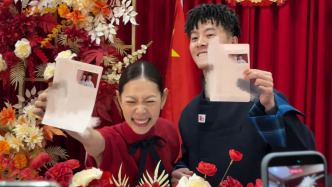 粉色外墻、延用近40年的頒證臺(tái)，上海幸福路的婚姻登記處試運(yùn)行