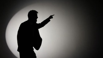 路人當街“拉架”致人受傷被索賠，法院：路人構(gòu)成正當防衛(wèi)無需賠償