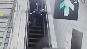 八旬老两口滚落电梯，初三小伙一手扶一个化险为夷