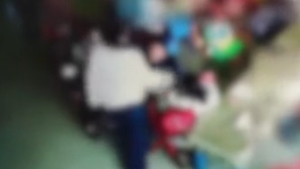 河南鄲城縣教體局通報(bào)“孩子遭幼兒園師生踢打”：辭退保育員，整頓幼兒園