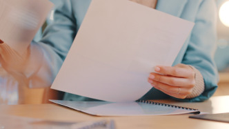 人民日?qǐng)?bào)：甘做鋪墊工作、甘抓未成之事，少在“小我”“小圈子”里打轉(zhuǎn)