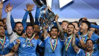 体坛联播｜那不勒斯夺队史第3座意超杯冠军，伊萨克接受手术