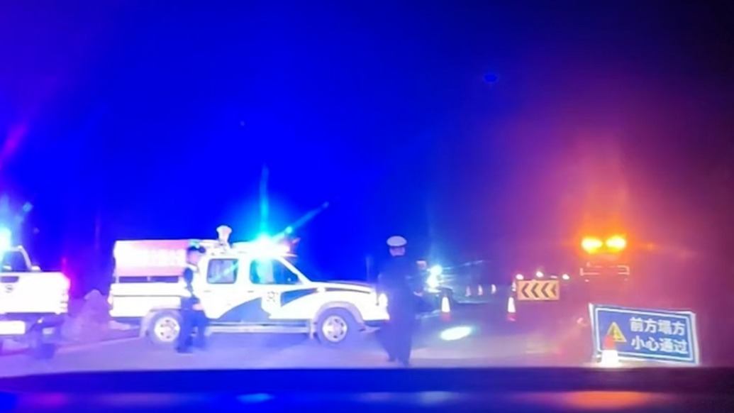 廣東茂名一路面塌陷汽車(chē)懸空，鎮(zhèn)政府：或因之前臺(tái)風(fēng)雨天掏空路基