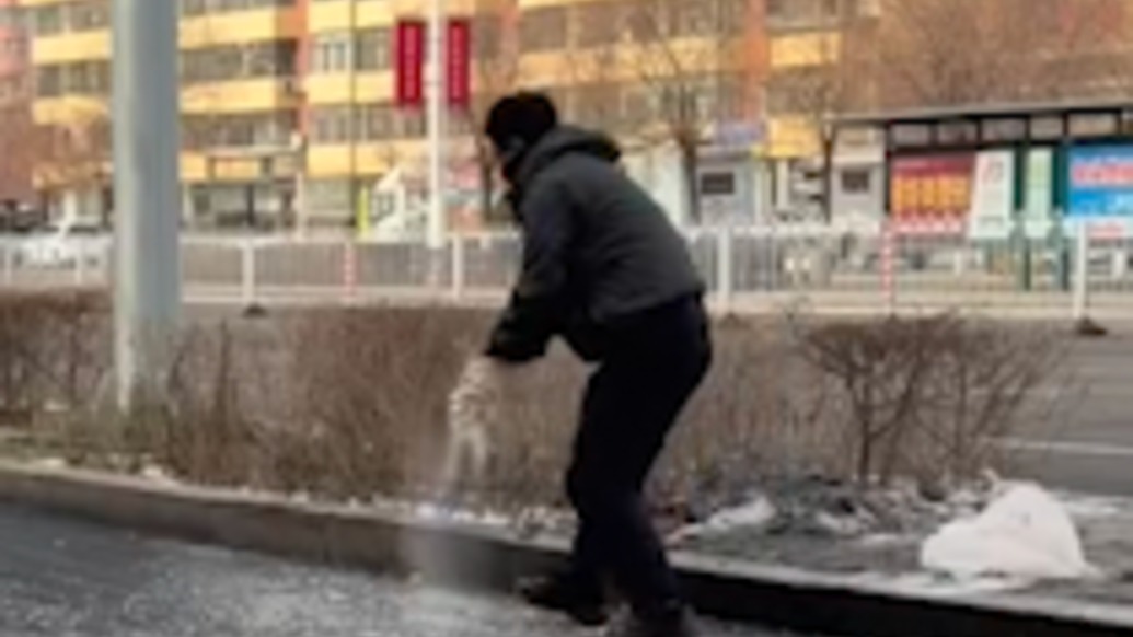 “希望大家都平安”，路面結(jié)冰多人摔倒，男子主動(dòng)幫忙除冰