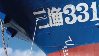 毅力制胜！大哥持7米长杆写船号20年，字迹工整胜打印