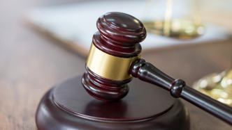 男子潛入朋友家行竊殺死其妻兒三人，被以搶劫罪判處死刑