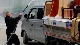 飯館老板發(fā)現(xiàn)貨車起火，拉出水管幫撲救