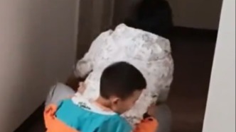 妈妈的爱藏在这副“盔甲”里，她用一年为宝宝矫正人生第一步