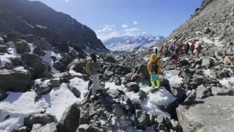 四川康定回應(yīng)川西違規(guī)徒步事故：加強(qiáng)巡查，增設(shè)警示