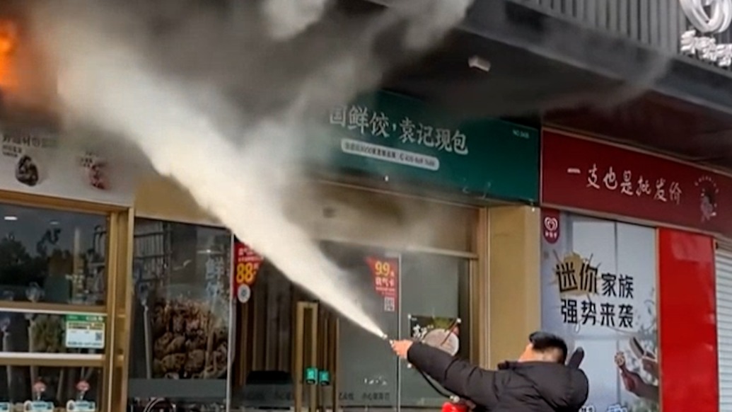 江蘇鎮(zhèn)江一退伍軍人撲滅商鋪火情獲表揚，曾戍守邊疆