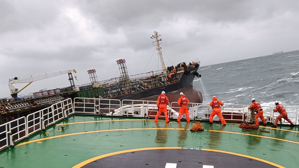 外籍油轮海上失控，中国救助船风浪中救助15名遇险船员