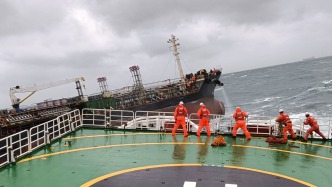 外籍油轮海上失控，中国救助船风浪中救助15名遇险船员