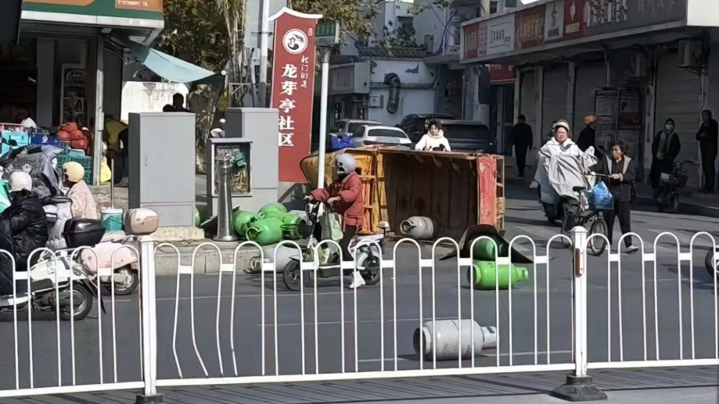 江西上饒一車輛側(cè)翻煤氣罐滾落一地，街邊商戶：圍觀群眾報(bào)警，交通未受影響