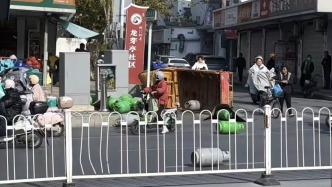 江西上饒一車輛側(cè)翻煤氣罐滾落一地，街邊商戶：圍觀群眾報(bào)警，交通未受影響