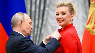 視頻丨普京向俄外交部發(fā)言人扎哈羅娃頒發(fā)“祖國(guó)功勛”勛章