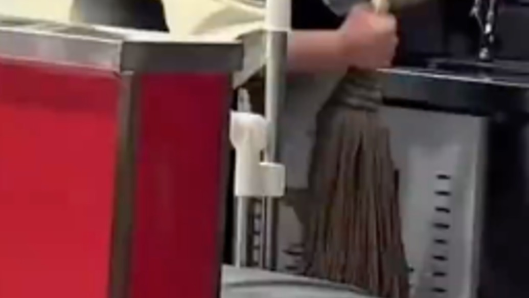 銀川一餐飲店員工在操作臺(tái)水槽清洗拖把，商場：責(zé)令閉店整改，罰1000元