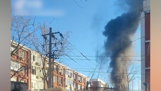 北京市东城区定安里一平房屋顶冒烟，消防：燃烧物为屋顶鸽子棚，无伤亡