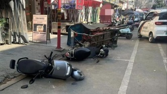 新能源汽車突然“發(fā)瘋”連撞5車，駕駛?cè)说谝淮闻鲎埠蠡艁y中把油門當(dāng)剎車