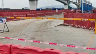 廣東江門一在建橋施工點(diǎn)無(wú)防護(hù)，游客一家五口駕車墜江遇難