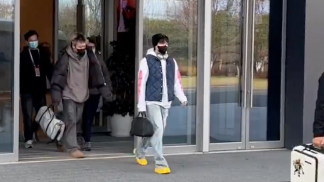 王楚钦抵达南京仍处恢复期，是否出战乒超总决赛待定