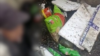 聽到呼救聲，男子找?guī)褪忠黄鹁绕鸬M污水池中的老人